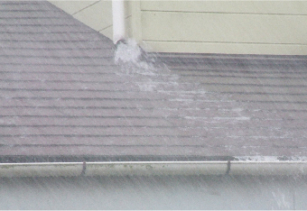 大雨が降り注ぐ屋根