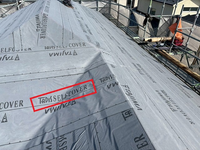 仙台市若林区　屋根カバー工事の下葺きに粘着式ルーフィングを使用した様子