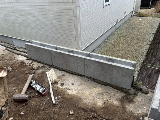 仙台市太白区　境界フェンスを設置するためブロックを設置した様子