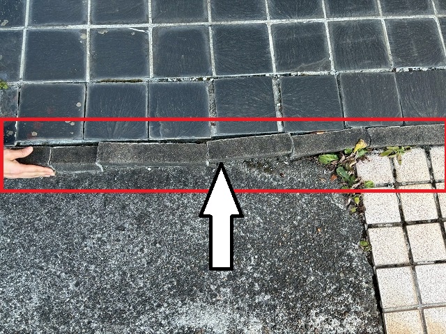 仙台市太白区　玄関ポーチの立ち上がりのセメントが蛇行している