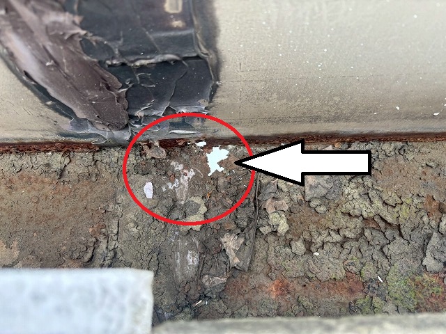 仙台市若林区　工場の板金雨樋の底が錆びて穴が開いている