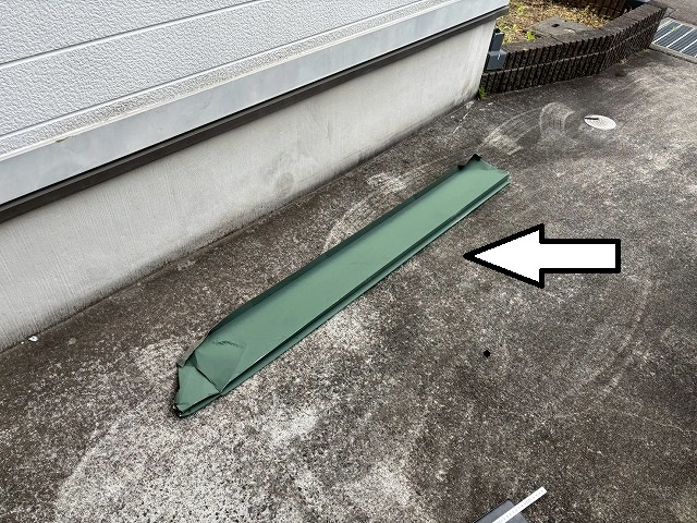 名取市　強風により真下に落下して来た破風板金の様子