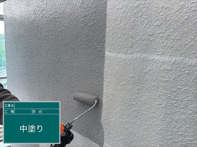 仙台市太白区　モルタルの外壁に日本ペイント　ファインパーフェクトトップSi(ND-401)を中塗りしている様子