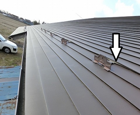 大崎市で雪止め金具の箇所の屋根が捲れている状態