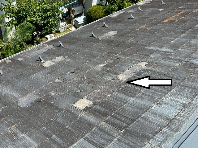 仙台市泉区　全体的にスレート瓦の表面の塗膜が剥がれている様子