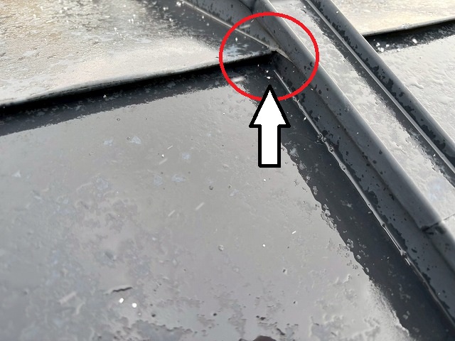 仙台市青葉区　瓦棒屋根の僅かな隙間から雨漏りしている