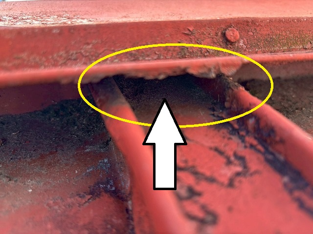 塩釜市雨押え板金の瓦棒屋根のキャップから雨水が浸入している