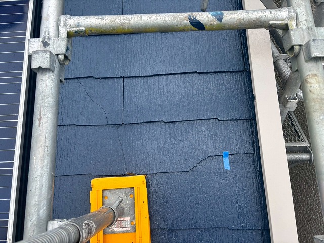 気仙沼市の2階屋根のヒビが入ったスレート瓦