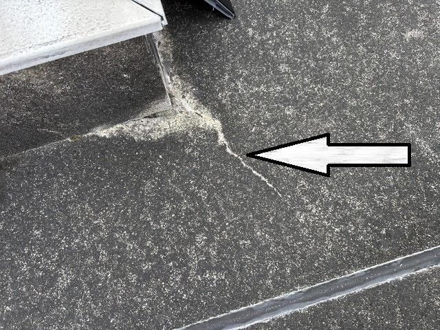 仙台市青葉区　屋上防水に亀裂が入っている