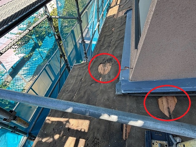 仙台市泉区　既存の防水紙が破けている