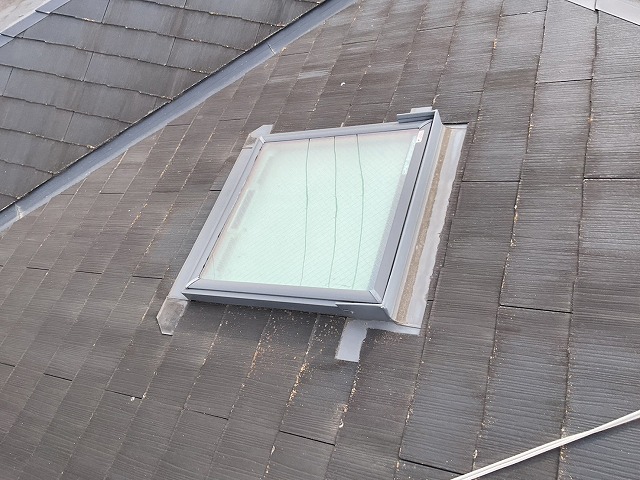 名取市　スレート屋根に設置された天窓の様子