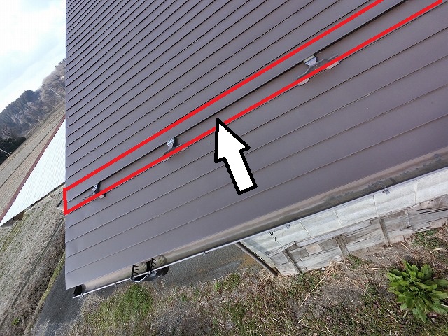 大崎市　落雪の影響を受け伸びた雪止め金具により横葺屋根が外れかけている様子