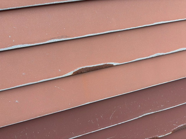 仙台市泉区　金属屋根表面の錆びの様子