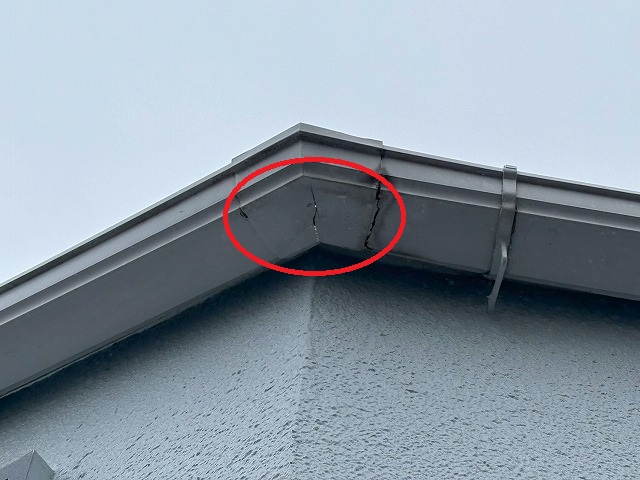 仙台市太白区　軒曲りに亀裂が入っている様子