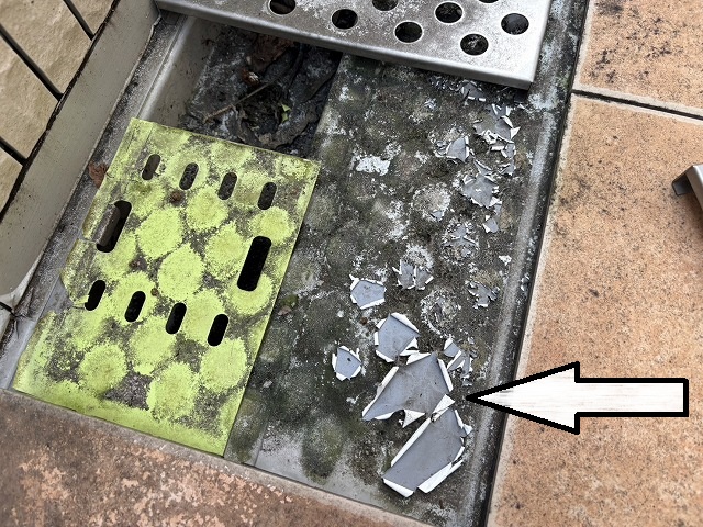 仙台市泉区　バルコニー防水の表面のトップコートがパリパリになっている