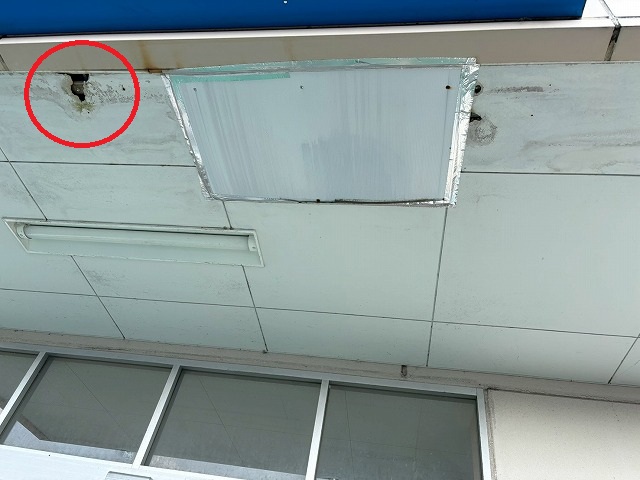 仙台市太白区　雨漏りにより店舗入り口上部の軒天井に穴が開いている様子