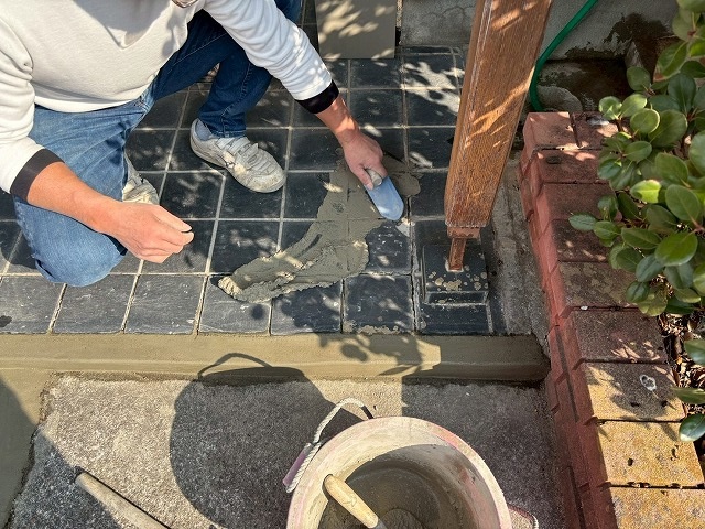 仙台市太白区　玄関タイルの目地詰め作業を行っている様子