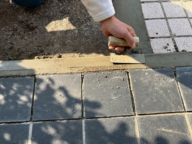 仙台市太白区　立ち上がりのモルタルの角を専用の鏝で丸くしている様子