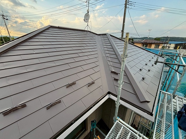 大崎市　ガルバリウム鋼板で屋根カバー工事を行った