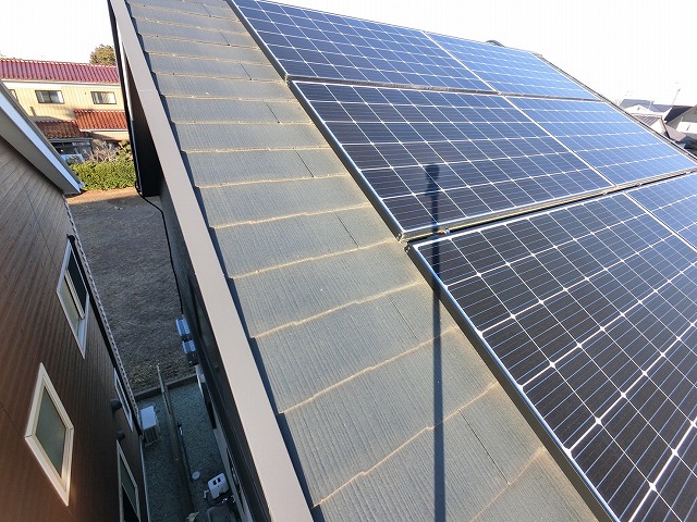 仙台市若林区の2階屋根のケラバ付近を点検している