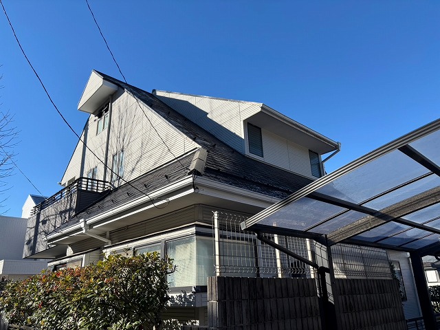 急勾配の屋根により落雪に悩むご自宅の屋根の様子