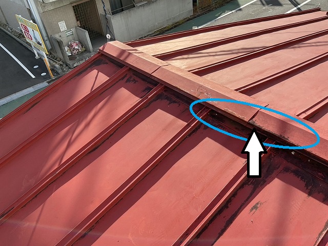 塩釜市瓦棒屋根の1階の棟包み板金に腐食が見える