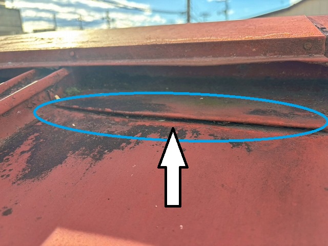 塩釜市1階の瓦棒屋根が水上部分で繋ぎ合わされている