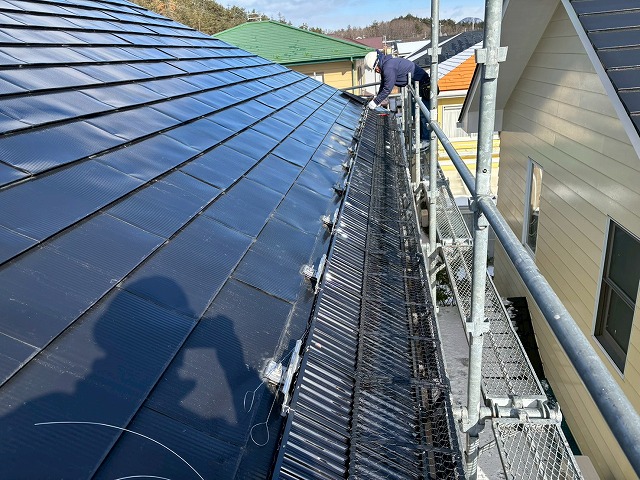 仙台市泉区　隣家の面に落雪防止のためにスノーZを設置している