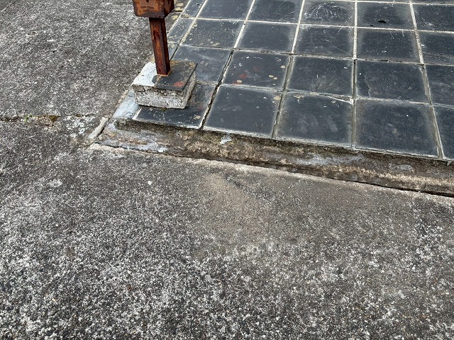 仙台市太白区　玄関ポーチの立ち上がり部の剥がれたモルタルを撤去した様子