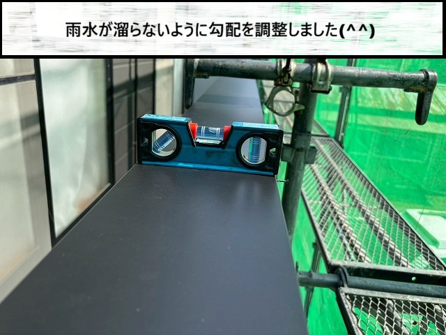 仙台市泉区　板金笠木の上に水が溜らないように勾配を付けて設置した