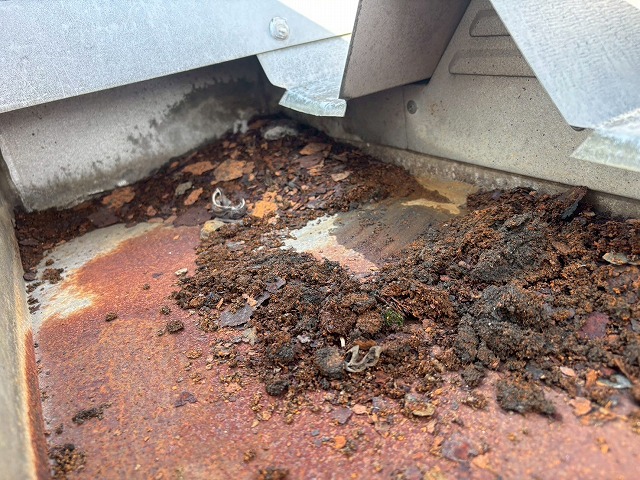 仙台市太白区　長年雨水が溜まっていたことによってさびの塊がボロボロ落ちてきた