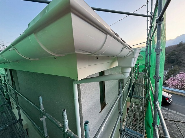 富谷市　軒樋アイアン丸105の軒曲りを取付け