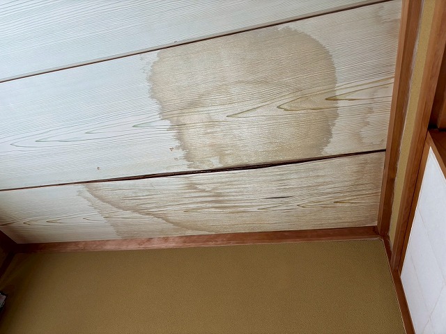 仙台市太白区　1階の室内の天井に雨染みが発生した様子