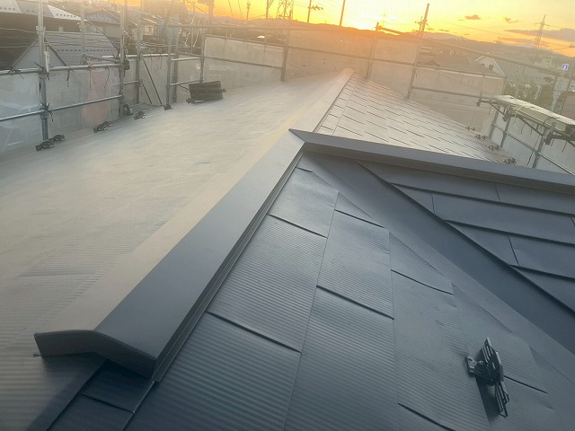 仙台市太白区　セメント瓦からガルバリウム鋼板製の横葺き屋根へ葺替え工事を行いました。