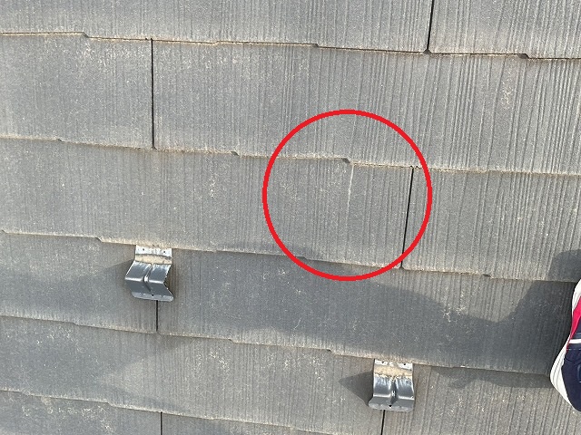 名取市　雪止め金具の上のコロニアルが割れている様子