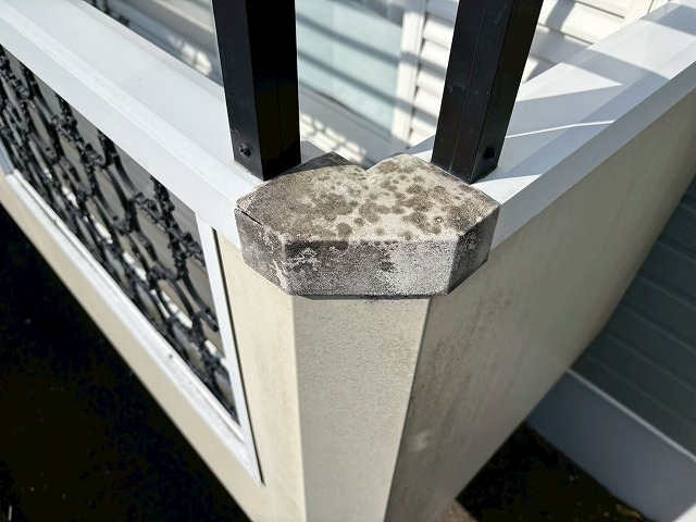 仙台市青葉区　樹脂製の笠木の部材が腐食してボロボロになっている様子