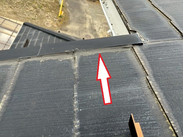 仙台市太白区　ケラバ板金とスレート屋根の隙間にコーキングが塗られている様子
