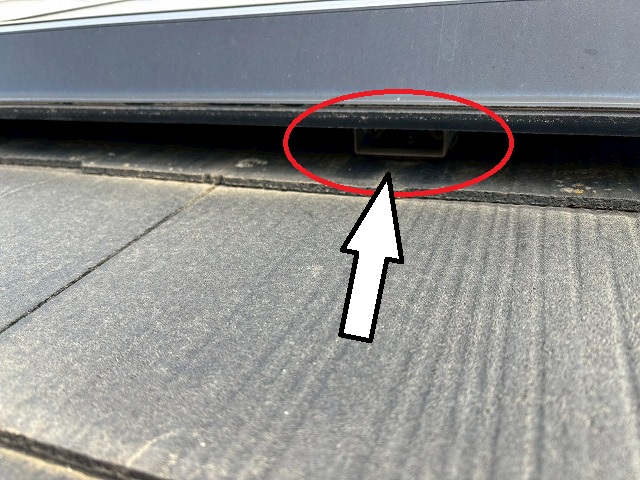 名取市　太陽光パネルの架台があるためスレート差替え工事が困難な様子