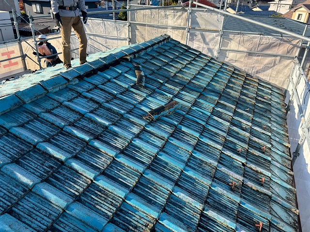 仙台市太白区で崩れたセメント瓦が落下しそうな様子