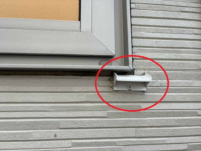 富谷市　窓下に設置された樹脂製役物の正体は？