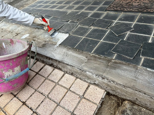 仙台市太白区　タイルの接着剤を塗っている様子