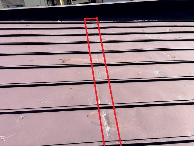 仙台市若林区　屋根の中段部分に薄っすらと見える折り曲げられたような筋