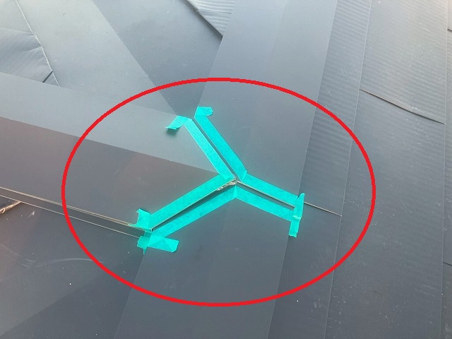 仙台市太白区棟包み板金板金の重なり部分にコーキングを行う前の養生をしている