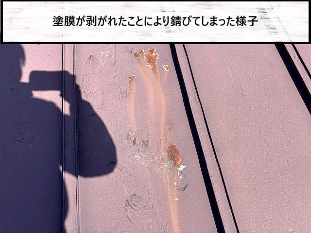仙台市若林区　金属瓦棒屋根の表面の塗膜が剥がれたことにより錆が発生している様子