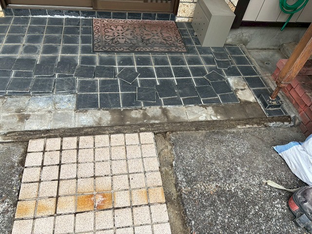 仙台市太白区　剥がれたタイルを取り外した様子