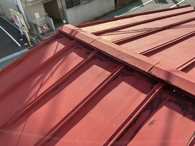 塩釜市金属製の瓦棒屋根の棟包み板金の雨漏り調査を行った