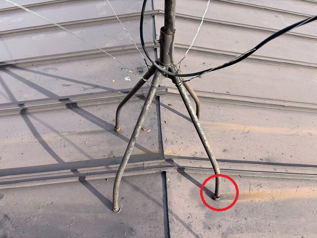 仙台市太白区の2階屋根上に設置している地デジアンテナの足が腐食している様子