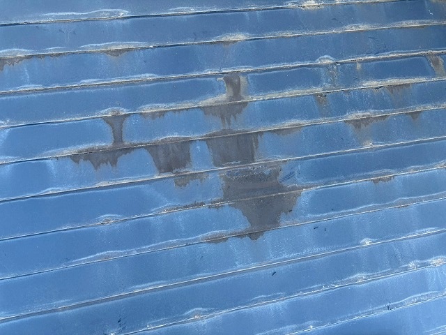 仙台市太白区　２階の谷板金からの落雪などの影響により１階の横葺屋根が黒ずんでいる様子