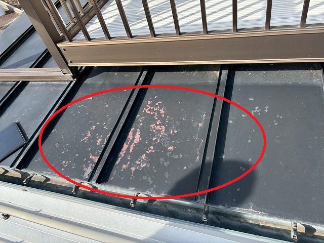 仙台市泉区　トタン屋根の塗膜の剥がれが目立つ
