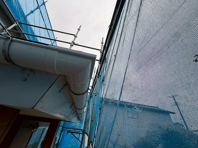 角田市　玄関の軒樋の乗せ換え工事を実施